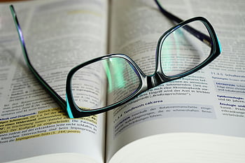 occhiali, cornici nere, libro, occhiali da lettura, libro aperto, conoscenza, apprendimento, studia, formazione scolastica, testo, bicchieri