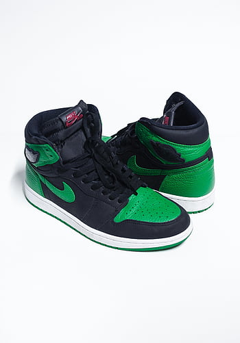 svarte og grønne Nike-sneakers, Stilige joggesko, elegant design, hvit bakgrunn, nike sko, svarte joggesko, Grønne joggesko, Nike fottøy, high-top sneakers, Mote joggesko, sportssko