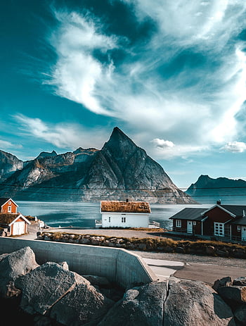 Villaggio norvegese, mare, montagne, cielo drammatico, Casa marrone e bianca, corpo d'acqua, vista pittoresca, scenario costiero, paesaggio rurale, bellezza naturale, sfondo panoramico