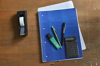 kancelářské nástroje, dřevěný stůl, stolní spotřební materiál, notebook, kalkulačka, páska, pohled shora, vzdělávací potřeby, kancelářské potřeby, pera, zvýrazňovač