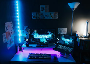 gaming-opstelling, LED verlichting, dubbele monitoren, modern bureau, computer, laptop, blauw geleid, strak ontwerp, levendige verlichting, legioen, spelstation