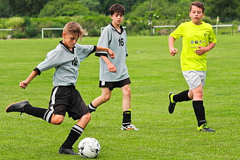 mladí muži, šedý fotbalový dres, hrát fotbal, mladí kluci, fotbalový zápas, zelené pole, týmová práce, dovednost, fotbalový míč, venkovní sporty, Mládežník fotbal