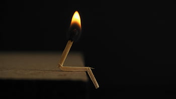 aprins, suprafață maro de lemn, ardere de flacără, fundal întunecat, Captură creativă, BENT Matchstick, Fotografie de chibrit, Arta chatstrick, flacără de chibrit, Matchstick pe lemn, Iluminatul de chibrit