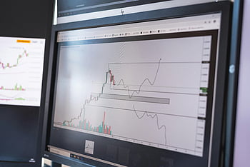 dataskjerm, Aksjemarkedsanalyse, markedstrender, finansielle diagrammer, Nærbilde, trading graphs, investeringsanalyse, økonomiske data, økonomisk visualisering, Forretningsanalyse, aksjekart