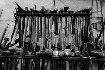 fotografie ve stupních šedi, kovová kladiva, dílenský stojan, monochromatický displej, různá kladiva, uspořádaná kladiva, dílenské nástroje, Černý a bílý, stojan na nářadí, kovové nástroje, Workshop Equipment