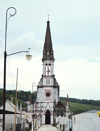 betonová katedrála, gotický kostel, vysoká věž, heroica puebla de zaragoza, Mexiko, náboženské architektury, bílý kostel, zvonice, historické budovy, Pohled na hřbitov, zatažená obloha