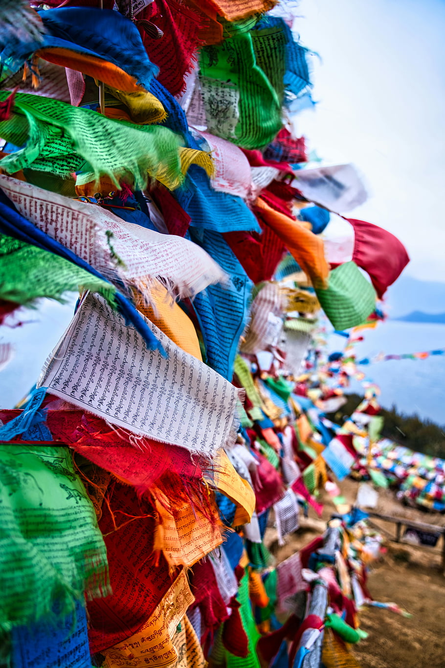 tibetské modlitební praporky, barevné tkaniny, hory Číny, Fluttering Flags, modlitební praporky, barevné modlitební praporky, tibetské kultury, horské scenérie, tradiční vlajky, venkovní fotografie, Kulturní symboly