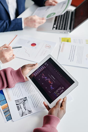 Talousanalyysi, digitaalitablettit, kaaviot ja raportit, tiimin kokous, Datan visualisointi, liiketapaaminen, taloudelliset raportit, tabletin käyttö, toimistoympäristö, ammatillinen kokous, tietojen analysointi