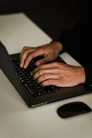 Kézek gépelése, laptop billentyűzet, modern munkaterület, közeli kezek, számítógépes egér, felismerhetetlen ember, munkaterület íróasztal, kezek gépelés, laptop közeli kép, irodai környezet, munkaasztal