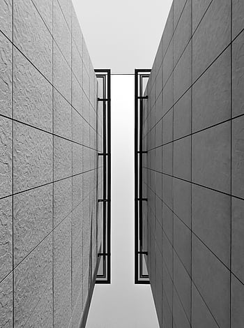 fotografie ve stupních šedi, betonové budovy, Černý a bílý, abstraktní vertikální záběr, Moderní design budovy, Geometrické struktury, architektonická fotografie, městskou architekturu, minimalistický design, vertikální složení, Monochromatický obrázek