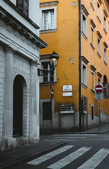 přechod pro chodce, vstup do budovy, Atraktivní architektura, pouliční značky, zagreb, chorvatsko, Klasický evropský styl, městské scény, panoráma města, roh ulice, žlutá budova