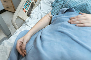 病院用ベッド、 患者、 青い毛布、 静脈内治療、 健康管理、 回復、 閉じる、 医療、 病室、 患者ケア、 ヘルスケア設定