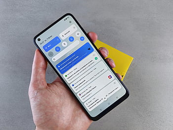 oznámení v chytrých telefonech, detailní ruka, moderní technologie, více oznámení, displej smartphonu, ruční držení smartphonu, obrazovka oznámení, digitální zařízení, mobilní oznámení, technologie detailní záběr, inteligentní zařízení
