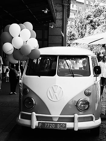 fotografování v dayscale, Volkswagen T1 Van, ročník dodávky Volkswagen, černobílé fotografie, městském prostředí, balóny, klasické auto, Retro vozidlo, venkovní scénu, Monochromatický obrázek, pouliční fotografie
