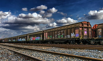hnědý vlak, zatažená obloha, nákladní vlak, Železniční nádraží, barevné graffiti, železniční koleje, průmyslová scéna, venkovní scénu, přeprava, železniční doprava, vlaky