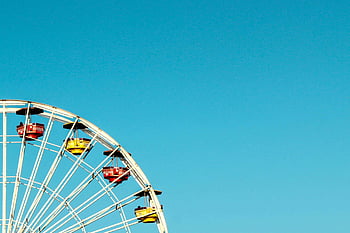 kincir putih, santa monica pier, langit biru cerah, perjalanan musim panas, Ferris Wheel yang ikonik, Taman Hiburan, rekreasi luar ruangan, citra perjalanan, tujuan liburan, objek wisata di tepi pantai, langit cerah