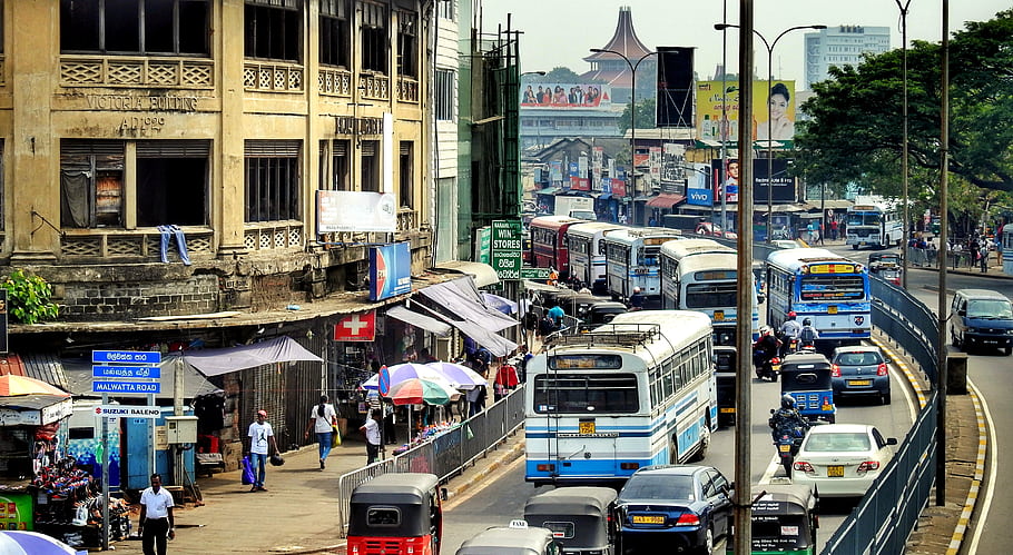 colombo, autobusová zastávka, pouliční scény, provoz, chodců, Victoria Building, Malwatta Road, městský život, Srí Lanka, 2020, autobusů