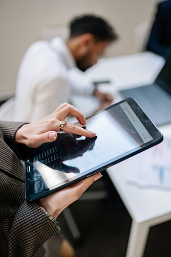 persona che tiene compressa, tavoletta nera, impostazione dell'ufficio, tecnologia al lavoro, avvicinamento, Usando il tablet, ambiente di lavoro, dispositivo digitale, impostazione professionale, mani sul tablet, tecnologia dell'ufficio