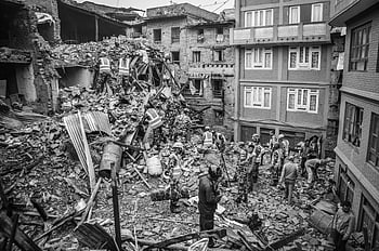 Erdbeben nach Folgen, Bhaktapur Nepal, Rettungsoperationen, Soldaten sieben Trümmer, Graustufenbild, Katastrophenhilfe, Zerstörung aufbauen, Naturkatastrophe, Notfallmaßnahmen, Stadtzerstörung, Rettungshelfer