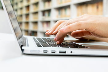 pisanie na maszynie, ręce, klawiatura laptopa, Ustawienie biblioteki, zbliżenie, wpisywanie osoby, laptop, klawiatura, biblioteka, badanie, praca