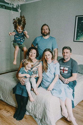 Familia stând pe pat, Familia multigenerațională, dormitor confortabil, familie veselă, poza de familie, portret de familie, Cadru de dormitor, familie împreună, legătura familială, moment de familie, fericirea familiei
