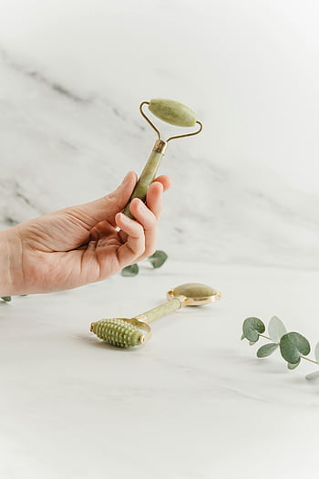 jade-rulla, ihonhoito, itsehoito, kylpyläasetus, kädestä pitäminen, jadekivi, kasvorulla, kauneustyökalu, hyvinvointi, rentoutuminen, luonnollinen kauneus
