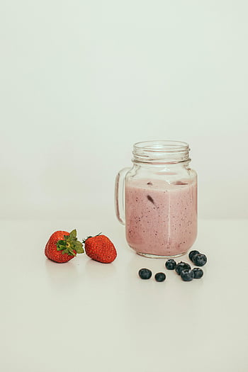 epres smoothie, Huckleberry turmix, gyümölcs turmix, üveg korsó, friss eper, Friss kunyhó, tiszta felület, egészséges ital, bogyós turmix, turmix recept, turmix -összetevők