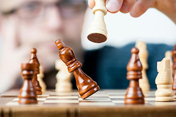 scacchi, pezzo degli scacchi, gioco di scacchi, giocatore mirato, strategia, concorrenza, avvicinamento, uomo che tiene un pezzo di scacchi, scacchiera, pezzi degli scacchi, strategia di gioco