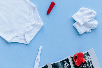 distesa piatta, Annuncio di gravidanza, BABY Essentials, test di gravidanza, sfondo blu, VISTITI da bambino, Immagine ad ultrasuoni, calzini del bambino, pacificatore, tutina, articoli per bambini