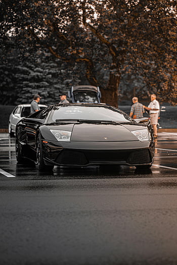 černé sportovní auto, lamborghini, zaparkováno, deštivý den, lidé v pozadí, elegantní design, černá lamborghini, sportovní auto, mokré dlažby, Automobiloví nadšenci, luxusní vozidlo