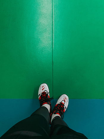 Bílé a červené tenisky, trendy tenisky, živý vnitřní sportovní soud, sportovní hřiště, halové sporty, tenisky, bílé tenisky, červené tenisky, Sportovní obuv, atletické boty, vnitřní sportovní podlaha
