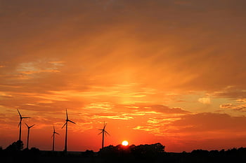 Windmühlen, goldene Stunde, Windkraftanlagen, Sonnenuntergang Himmel, erneuerbare Energie, lebendiger Sonnenuntergang, Silhouettierte Windmühlen, Sonnenuntergang Windmühlen, Energie Schönheit, Sonnenuntergang Landschaft, Windkraft