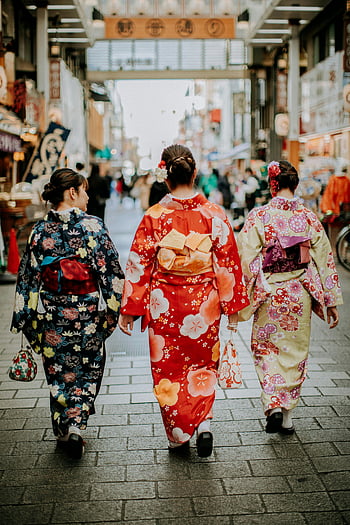 Frauen im Kimono, lebendige Kimonos, zusammen laufen, geschäftige Straße, Taito City, Tokyo, Japan, Traditionelle japanische Kleidung, Straßenszene, Kulturkleidung, Blumenmuster