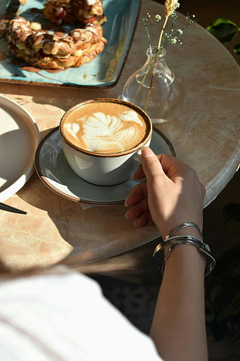 útulná chvilka u kávy, latte art, kavárna, Relaxační přestávka na kávu, pečivo, Sunlited Cafe, kávový šálek, latte, přestávka na kávu, Nastavení kavárny, káva a pečivo