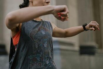 健身, 女性健身, 户外锻炼, 坦克背心, 运动摄影, 健康生活方式, 动感运动, 运动服装, 强健体魄