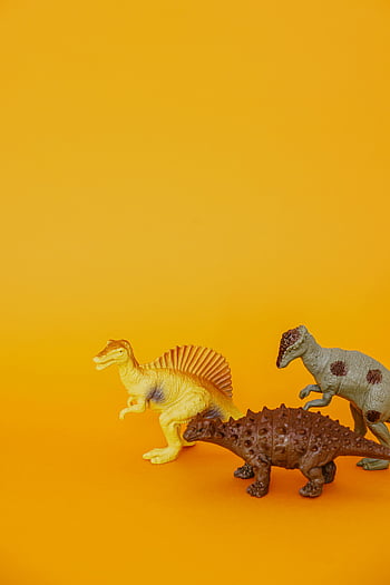 Miniaturní dinosauři, realistické hračky s dinosaury, jasně oranžová, hravá kreativita, Postavy dinosaura, hračky dinosaury, Oranžové pozadí, kreativní hry, Dinosaur modely, trio dinosaurů