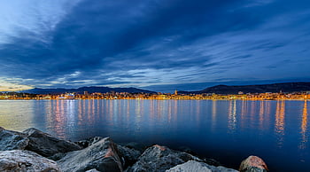 Split Harbour, morze Adriatyckie, niebieska godzina, Refleksje Skyline, wieczorny widok, formacja skalna, zbiornik wodny, oszałamiająca sceneria, krajobraz przybrzeżny, Światła portu, Split Chorwacja