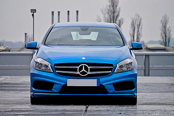 Blue Mercedes-Benz, zaparkované auto, čelní pohled, mokré ulice, zatažené obloze, modré auto, mercedes-benz auto, parkování na ulici, fotografování automobilů, automobilové fotografie, exteriér vozidla