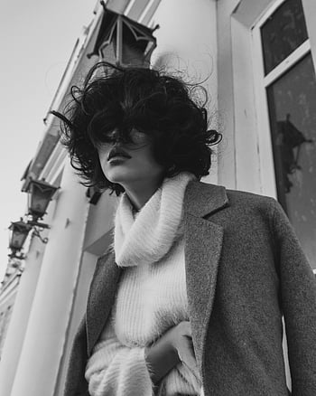 černobílý portrét, žena, rolák, kabát, elegantní, černobílý, pouliční fotografie, móda, venkovní, kudrnaté vlasy, městském prostředí
