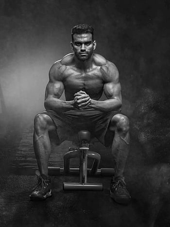 foto in scala di grigi, uomo seduto, panchina, potente bodybuilder, Focus intenso, Definizione muscolare, forza, bianco e nero, fitness, allenarsi, Palestra