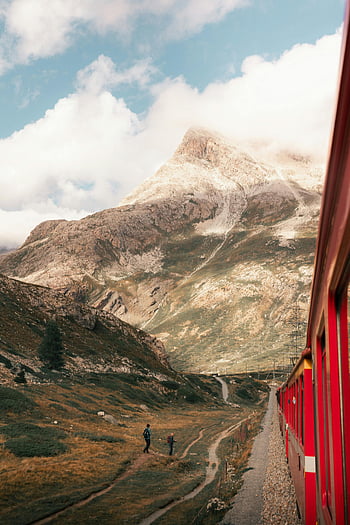 Zermatt, svájc, festői vonatút, piros vonat, festői hegyek, lenyűgöző alpesi kilátás, hegyi táj, utazási fotózás, szabadtéri kaland, svájci Alpok, vonat utazás