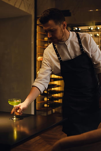 barman, zelený koktejl, stylový bar, vnitřní bar, koktejlový nápoj, Slouží nápoje, zástěra, Stylové nastavení, nastavení lišty, muž slouží, zelený nápoj