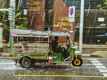 tuk tuk, Bangkoku, Thajsko, Deštivé ulice, Místní doprava, Barevné tuk tuk, navigace ulic, deštivé počasí, městské scény, městský život, pouliční scény