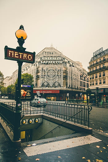 galeries lafayette, ปารีส, สัญญาณรถไฟใต้ดิน, วันที่มีเมฆมาก, หน้าอาคาร, อาคาร galeries lafayette, รถไฟใต้ดินปารีส, ฉากในเมือง, สถาปัตยกรรมฝรั่งเศส, มุมมองถนน, ทิวทัศน์เมืองยุโรป