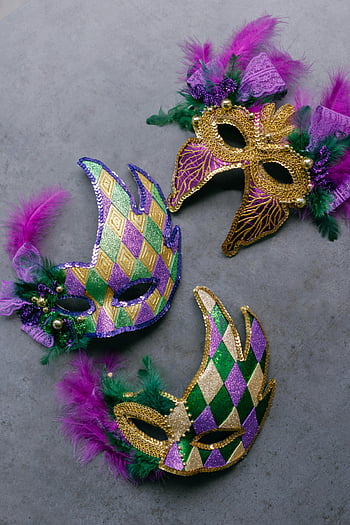 Barevné masky, šedý povrch, Masky Mardi Gras, zářivých dekorativních mask, peří, lesk, fialová zelená zlatá, Slavnostní masky, karnevalové masky, dekorativní masky, šedé pozadí