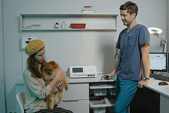 Pomeranian, veterinary clinic, veterinarian, pet owner, dog consultation, clinic interior, medical equipment, pet care, animal health, veterinary services, clinic visit