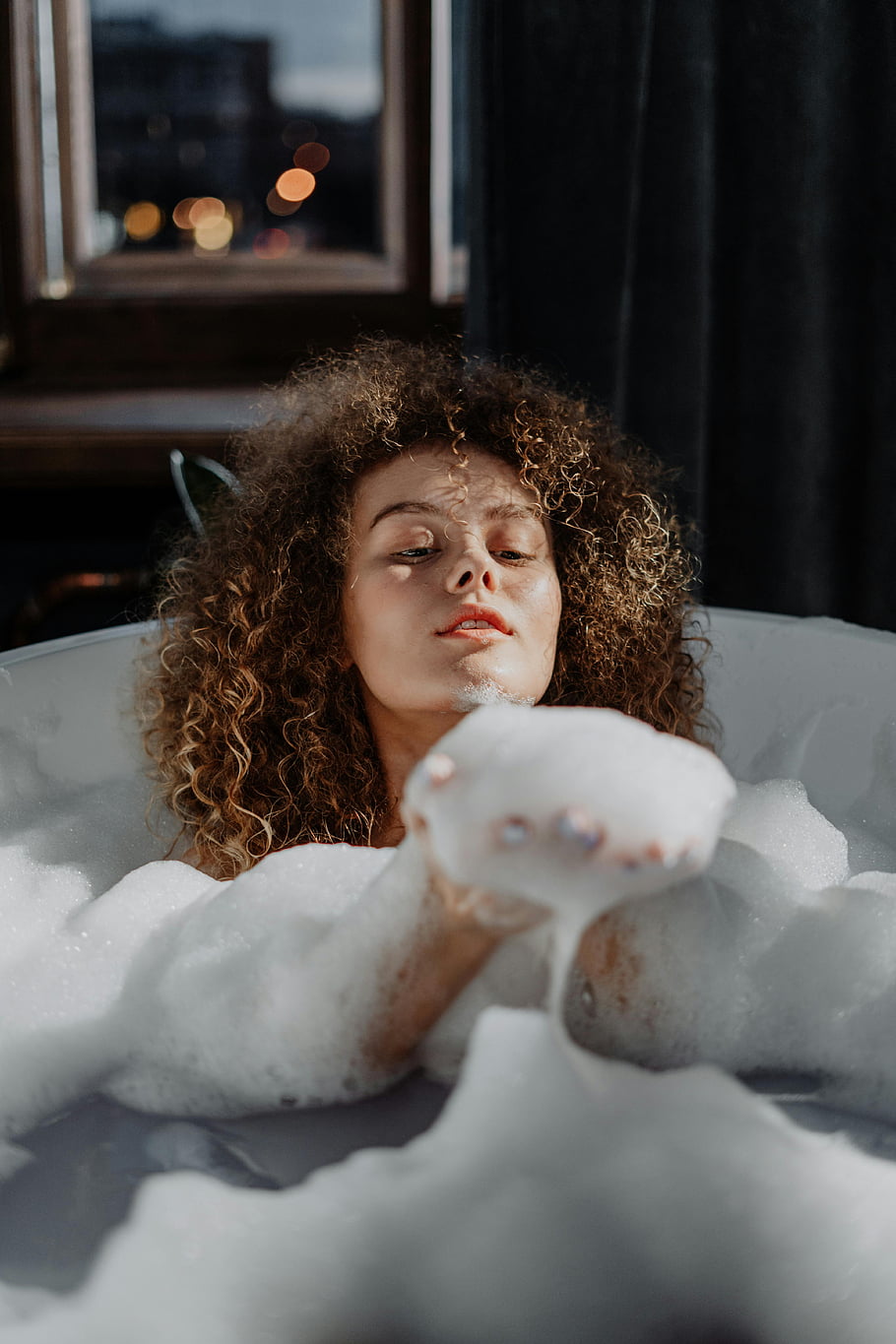 bagno, giovane donna, capelli ricci, rilassante, interno, la tranquillità, schiuma, vasca da bagno, finestra, luci della sera, Rilassamento indoor