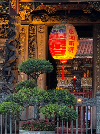 チャイニーズランタン、 龍山寺、 台北、 台湾、 鮮やかなランタン、 寺院の入り口、 伝統的な装飾、 文化的ランドマーク、 華やかな建築、 お祝いの照明、 宗教的なサイト