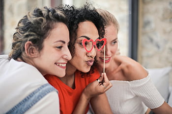 tre kvinder, poserer for foto, Hjerteformede briller, venskab, sjovt, legende øjeblik, gruppe foto, Kvinder sammen, foto rekvisitter, afslappet foto, smilende kvinder