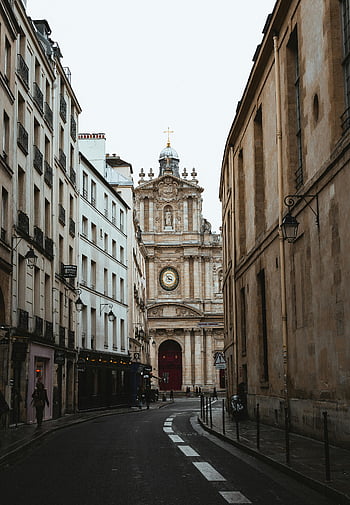 Parisian Street, historiske kirke, Klassisk europæisk arkitektur, Charmerende Street View, Paris, gadescene, Europæisk bybillede, historisk bygning, fransk arkitektur, kirkefacade, bylandskab